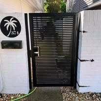 Modern walk gate with push button Locinox lock