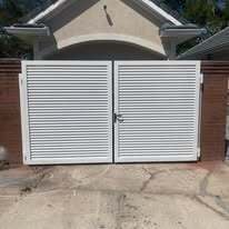 Double leaf louver privacy gates