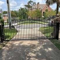 Single leaf aluminum drive gate with double royal arch top and spears