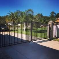 Double leaf aluminum driveway gates with royal arch top