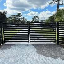 Horizontal rail aluminum driveway gates