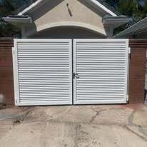 Double leaf louver privacy gates
