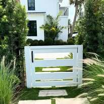 Modern horizontal rail gate